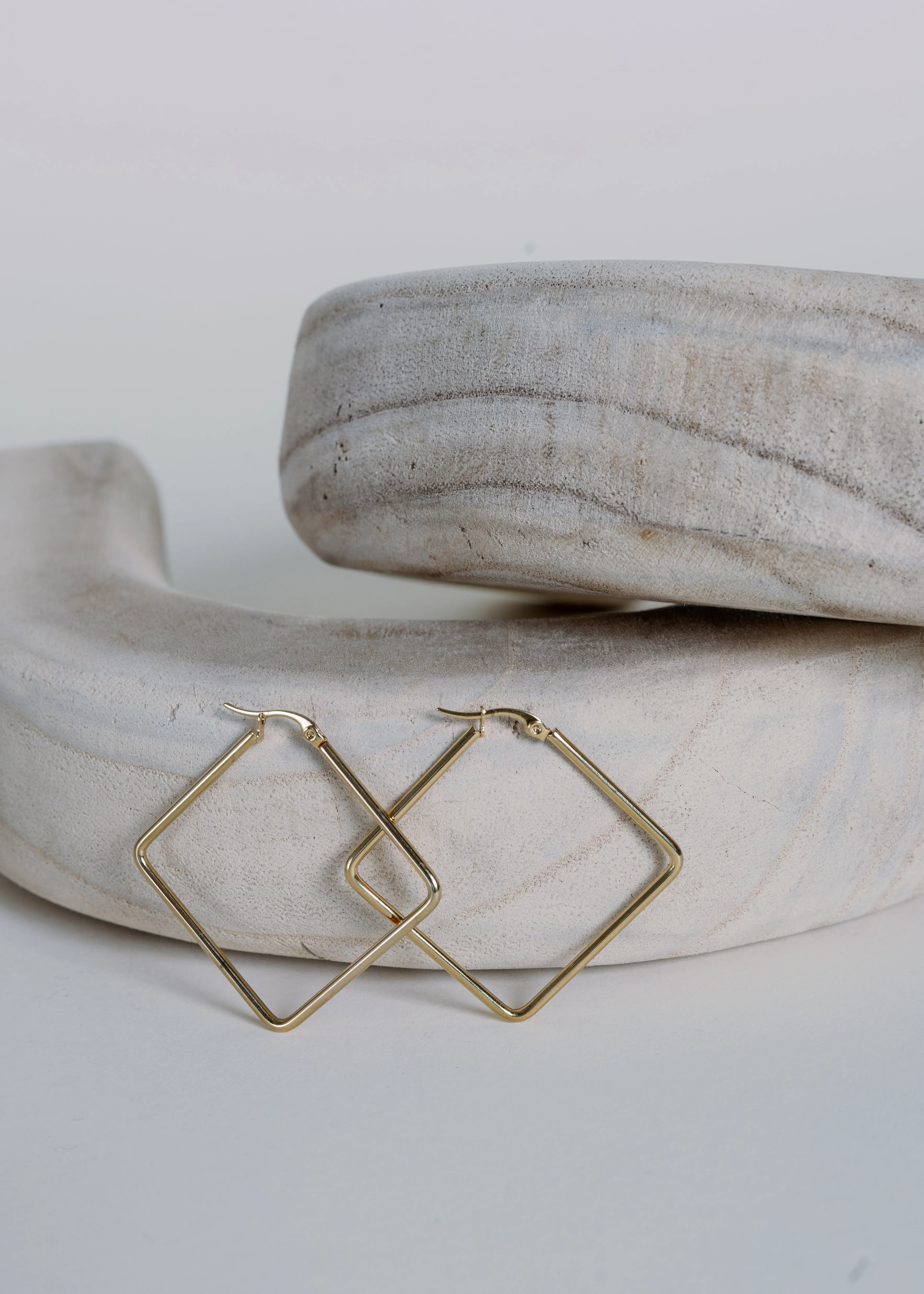 Graceful Vibe Secure Must-Have Sutton Medium Hoop