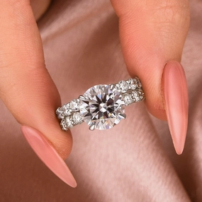 Fall Mood Moissanite 4.0Ct Round Cut Side Stone Travel Bridal Set