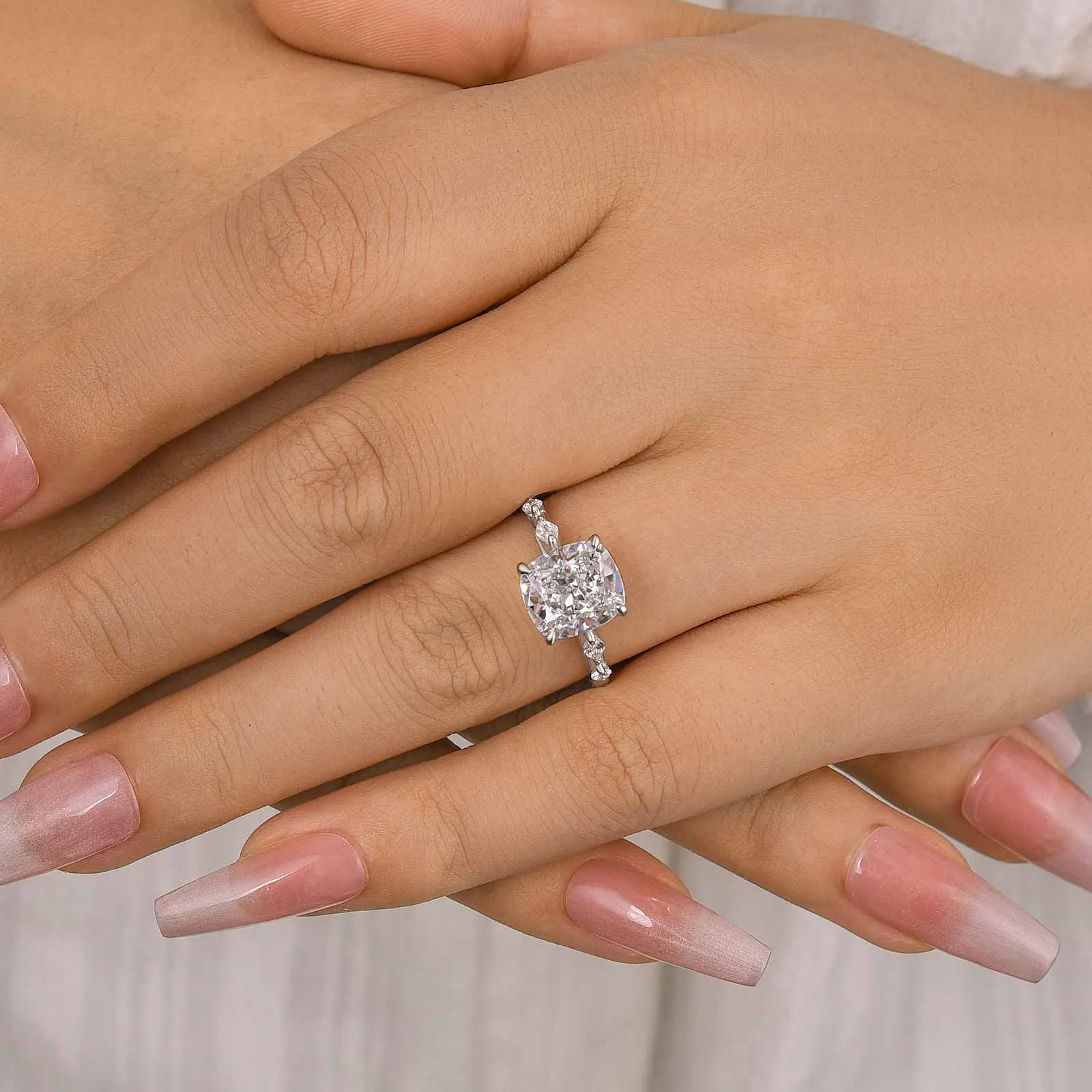 Modern Finish Fashion Must Louily Exquisite Crushed Ice Cushion Cut Engagement Ring