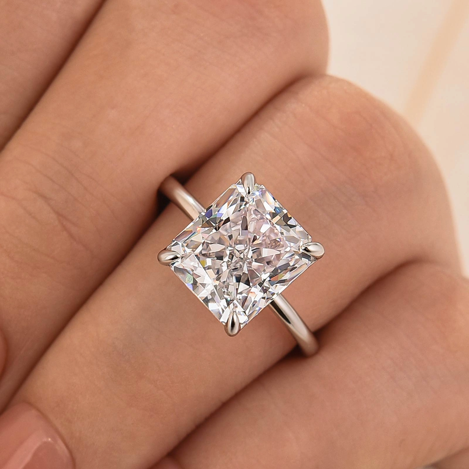 Fashion 4.0Ct White Stone Radiant Cut Solitaire Engagement Ring For Woman In sterling Sliver Smooth Surface