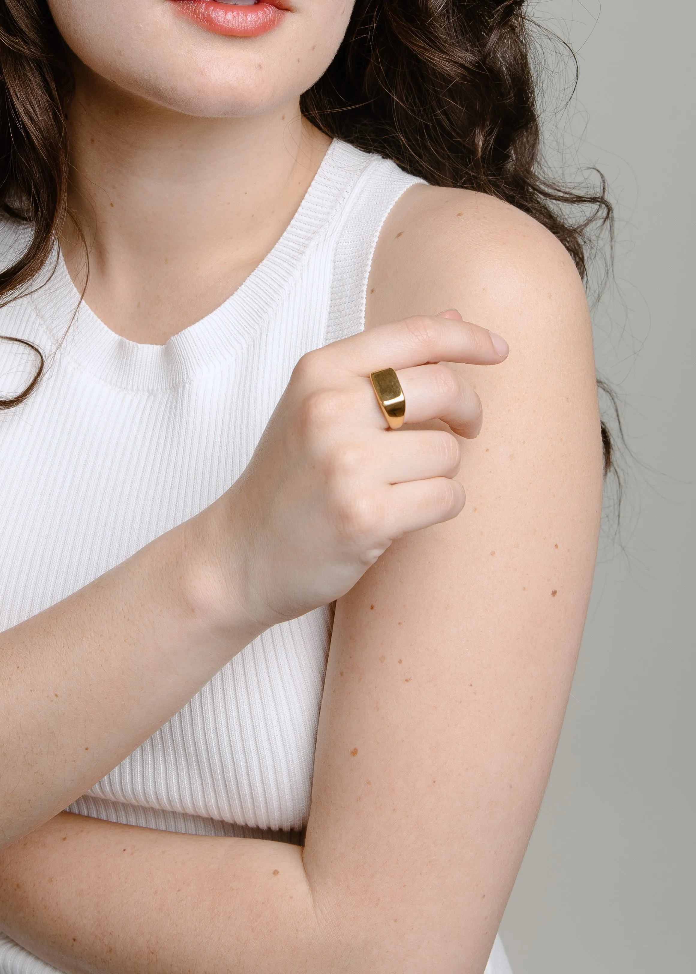 Affordable Symbol Gifting Moment On The Square Ring - Gold