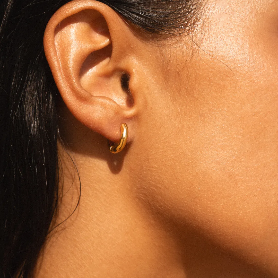 Modern Detail Oversized Item Wavy Hoops