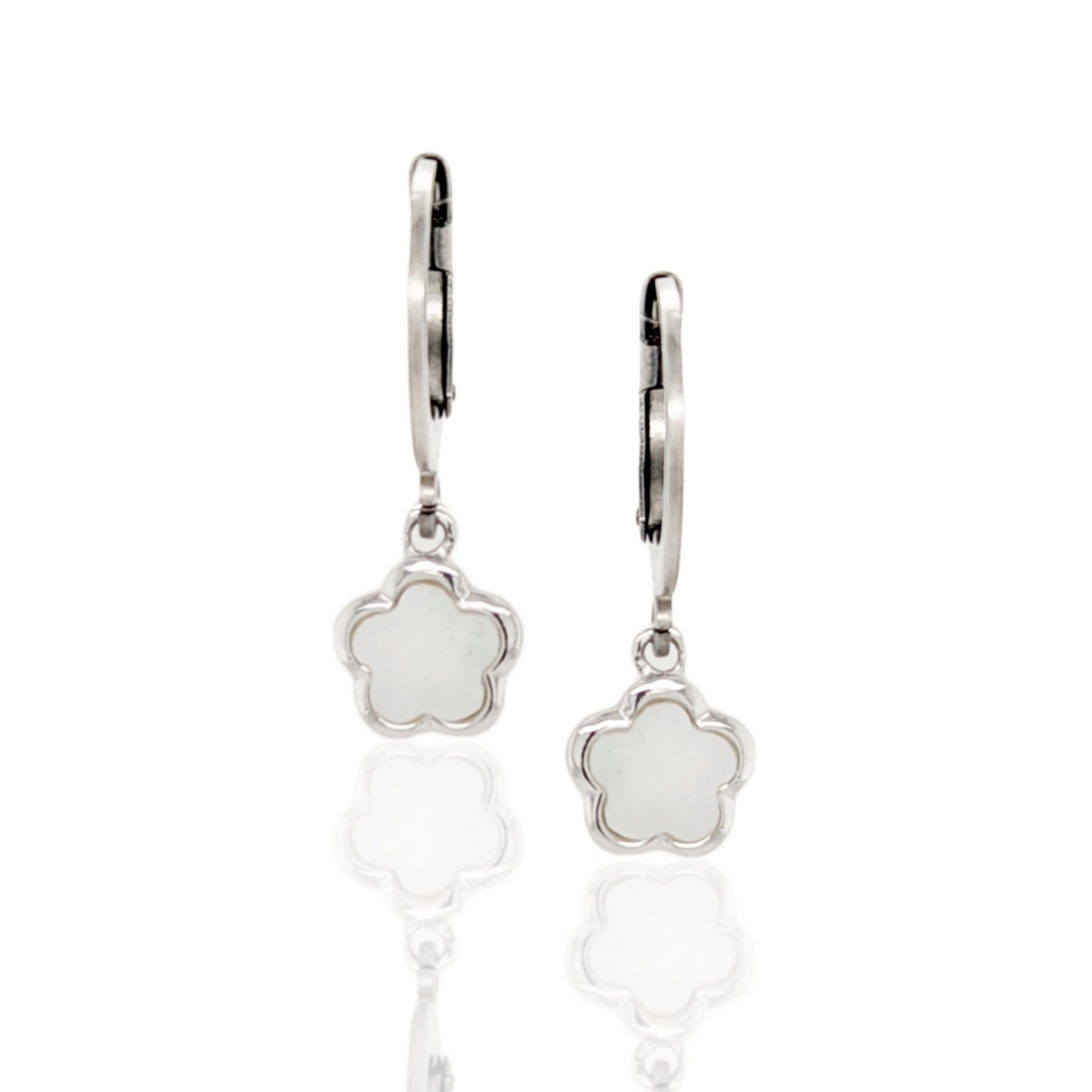 Polished Design Gorgeous Essential Surgical Steel Mother of Pearl Flowers Earrings on Leverback