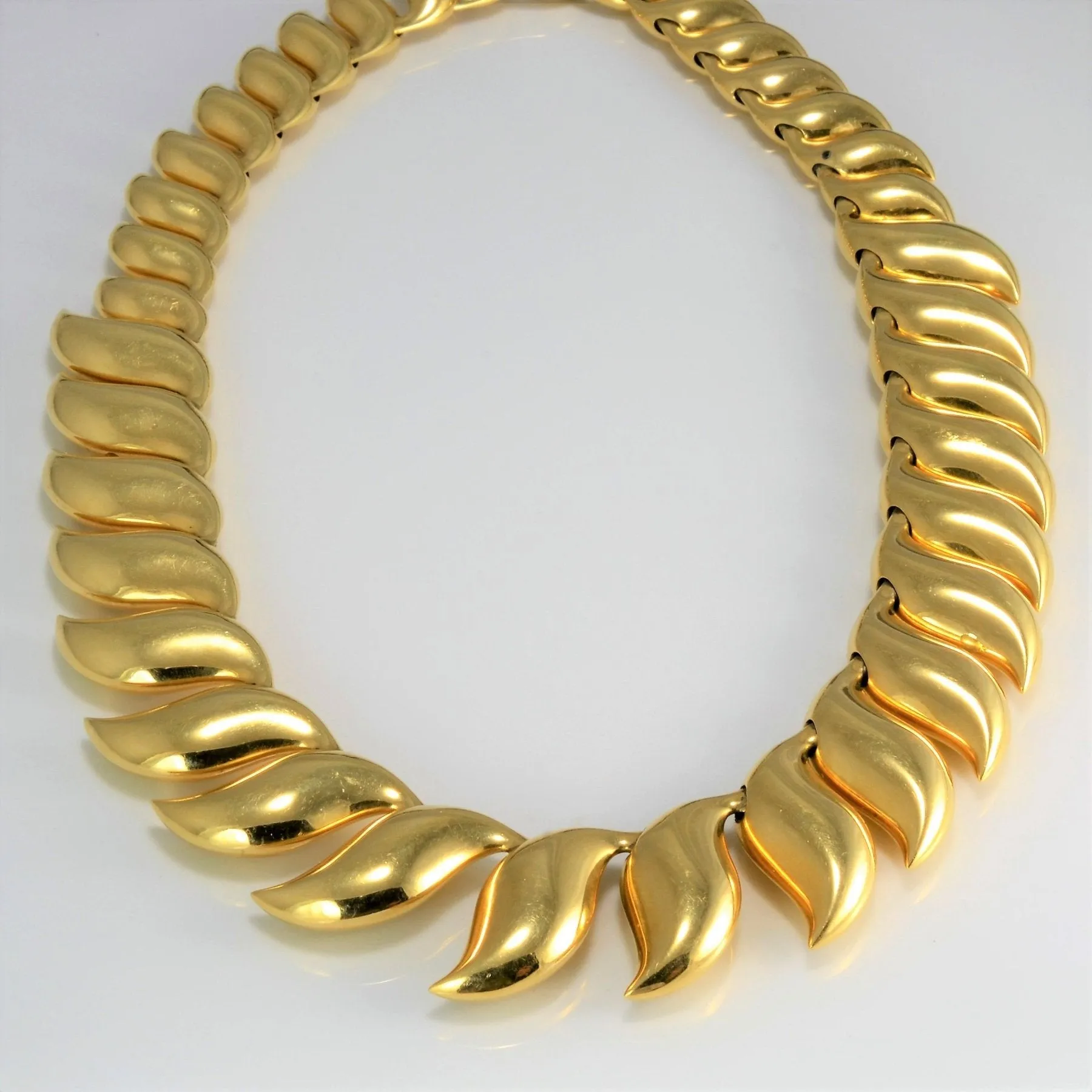 'Tiffany & Co.' Elsa Peretti Feather Necklace in 18k gold | 16''| Flat Shot